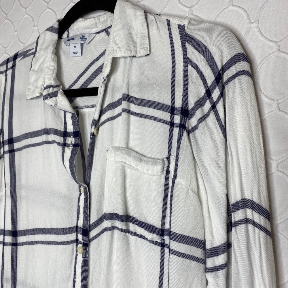 Old Navy Women's Light Flannel Classic Shirt - Picture 2 of 5